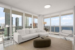 600 NE 27th St, Unit 2401 in Miami, FL - Building Photo