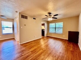 2526 W Prairie St, Unit 205 in Denton, TX - Building Photo