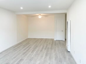 409 Burchett St, Unit 311 in Glendale, CA - Foto de edificio - Building Photo
