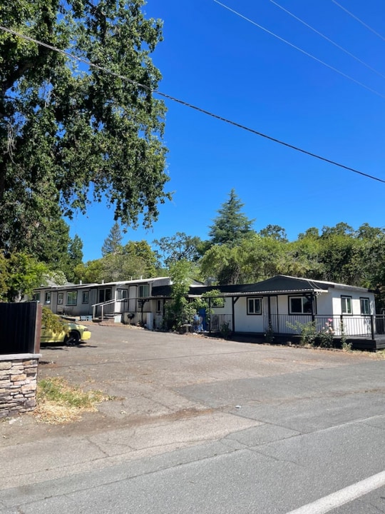 3345 Lakeshore Blvd-Unit -4 in Lakeport, CA - Foto de edificio