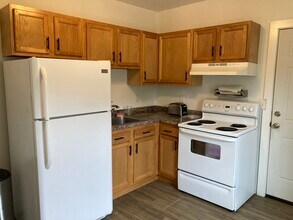 18 Gaugh St, Unit #3 in Easthampton, MA - Foto de edificio - Building Photo