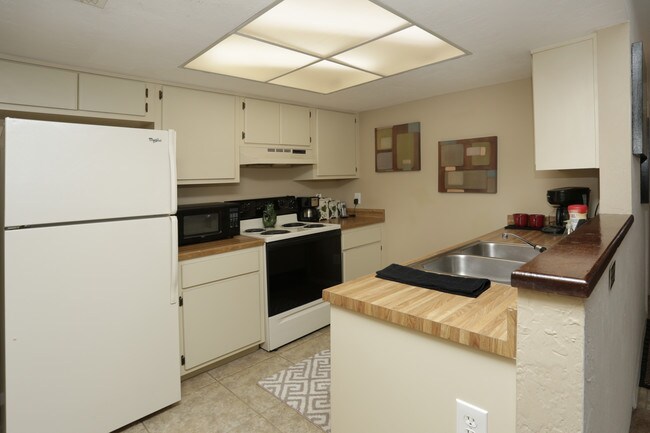 Woodland Villas in Gainesville, FL - Building Photo - Interior Photo