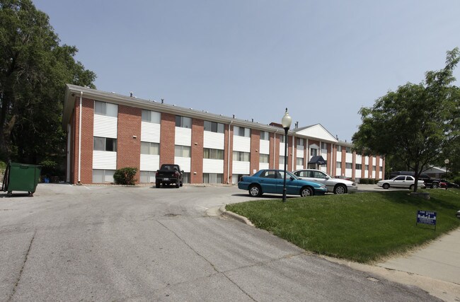 Somerset Court in Omaha, NE - Foto de edificio - Building Photo