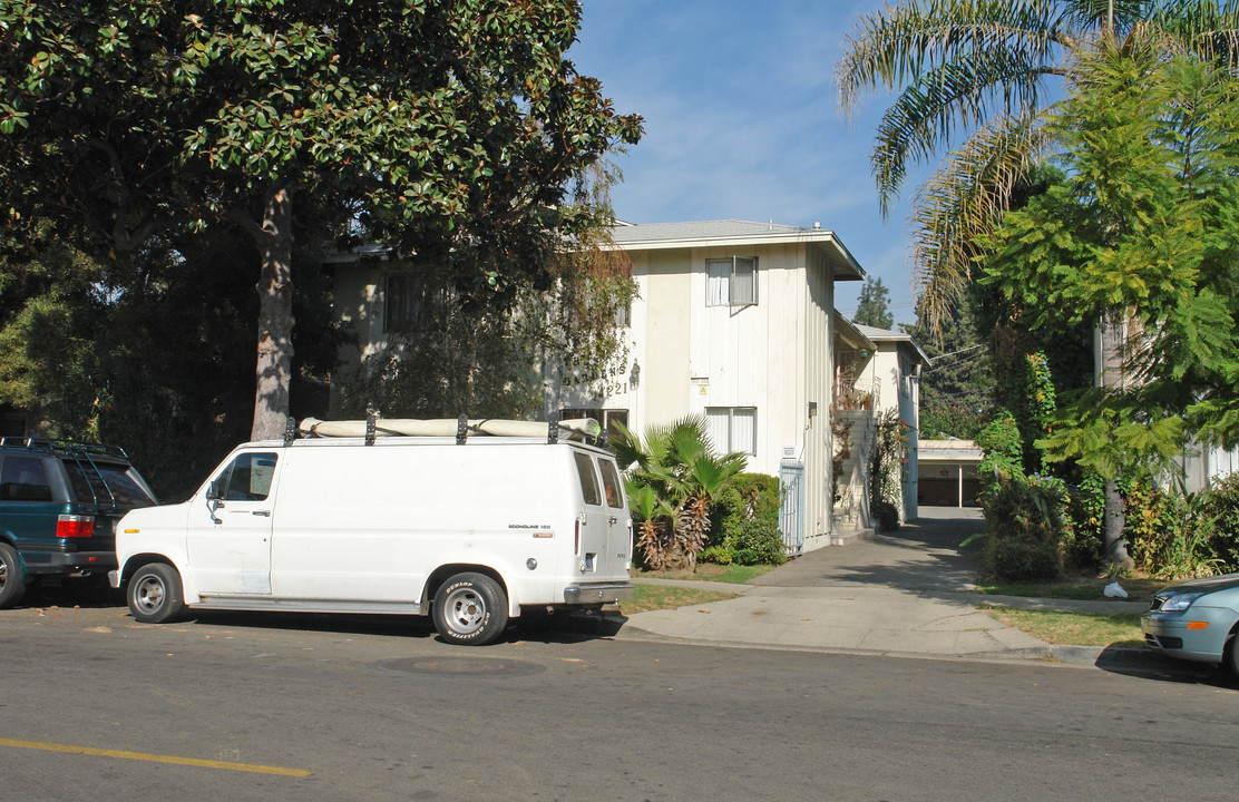 14221 Sylvan St in Van Nuys, CA - Building Photo