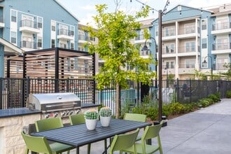 1900 Parmer Apartments in Austin, TX - Foto de edificio - Building Photo