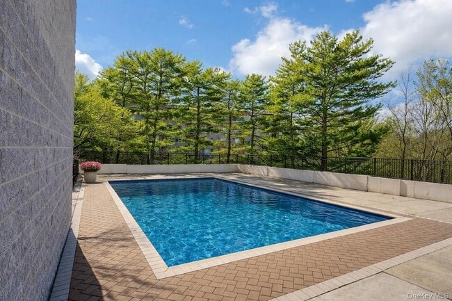 703 Pelham Rd, Unit 412 in New Rochelle, NY - Foto de edificio - Building Photo
