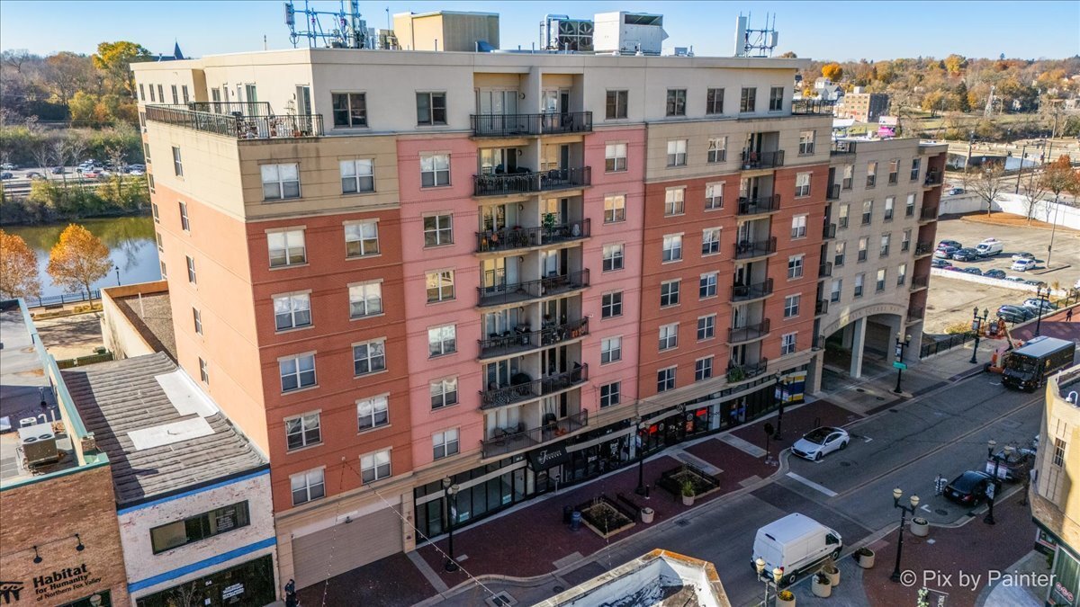 50 S Grove Ave in Elgin, IL - Building Photo