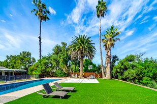 5852 McDonie Ave in Los Angeles, CA - Building Photo