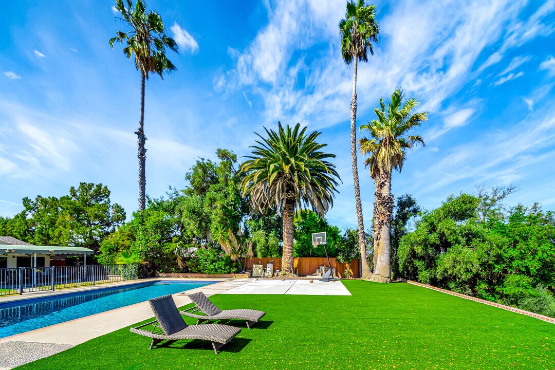 5852 McDonie Ave in Los Angeles, CA - Building Photo