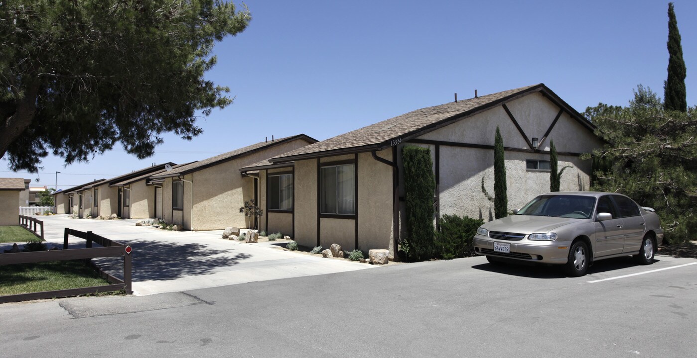 15233 Sequoia Ave in Hesperia, CA - Foto de edificio