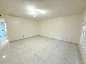 1921 S 8th St in McAllen, TX - Foto de edificio - Building Photo