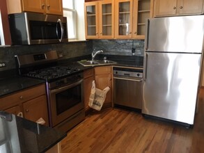 2368 N Elston Ct in Chicago, IL - Building Photo - Building Photo