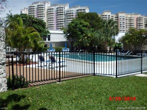 210 Seaview Dr-Unit -Apt 311 in Key Biscayne, FL - Foto de edificio - Building Photo