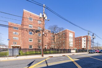 Oakwood Plaza Revitalization in Elizabeth, NJ - Foto de edificio - Building Photo