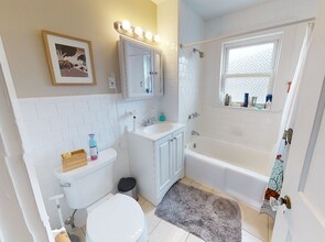 48 South Crescent Circuit, Unit 2 in Boston, MA - Foto de edificio - Building Photo