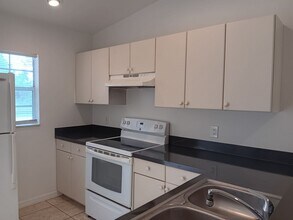 111 W 12th St in Lehigh Acres, FL - Foto de edificio - Building Photo