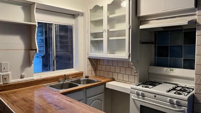 1472 Silverwood Dr, Unit Upper Apartment in Los Angeles, CA - Building Photo - Building Photo