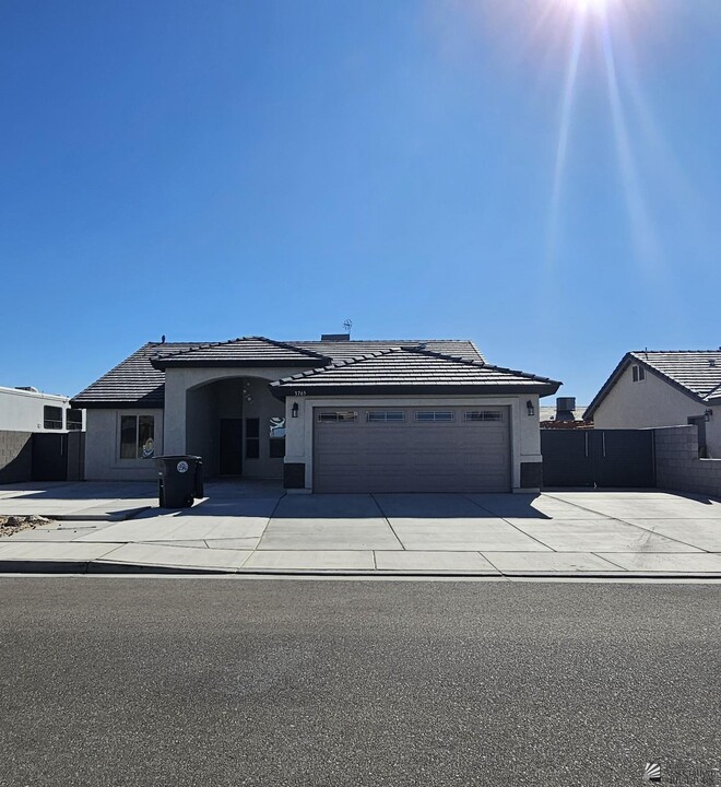 3765 E San Diego St in San Luis, AZ - Foto de edificio