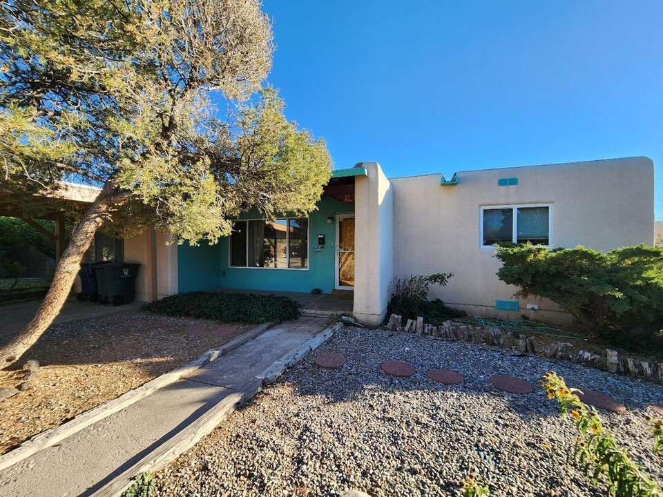 2404 Maclovia Cir in Santa Fe, NM - Building Photo