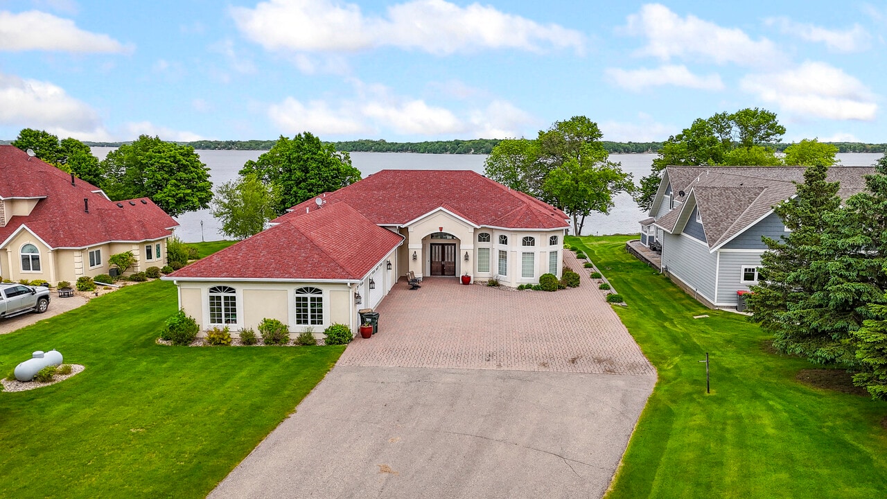 7233 County Road 11 NE in Alexandria, MN - Foto de edificio