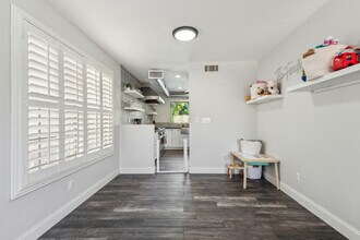 438 E Larkspur Ln in Tempe, AZ - Building Photo - Building Photo