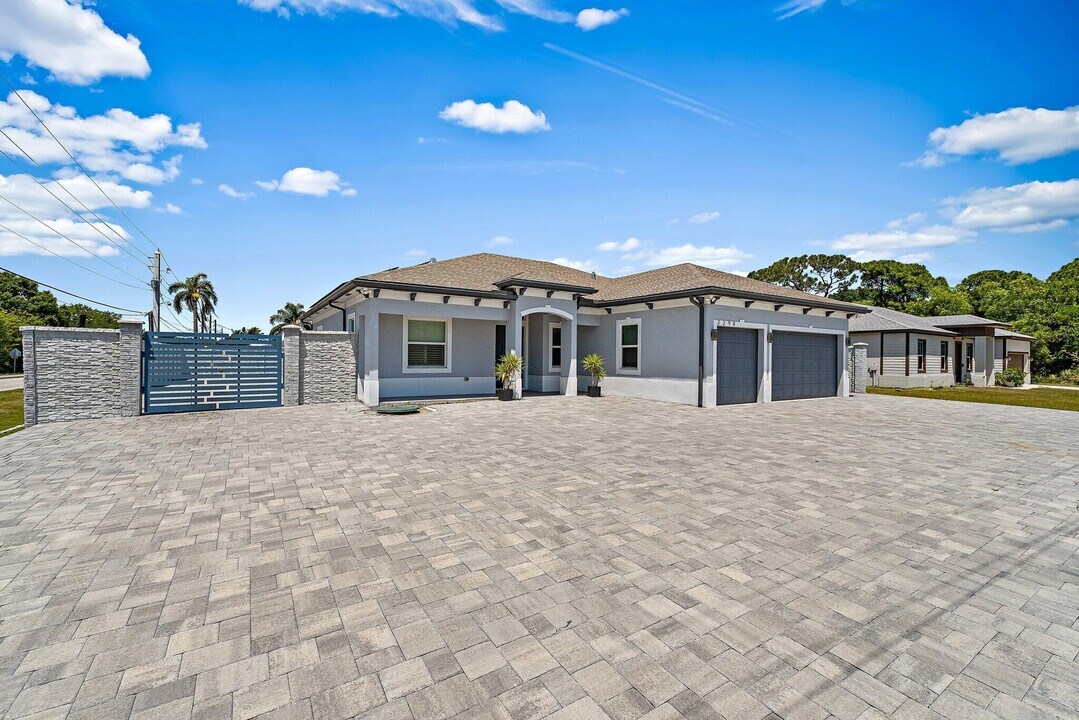 2298 SE Pear Ln in Port St. Lucie, FL - Building Photo