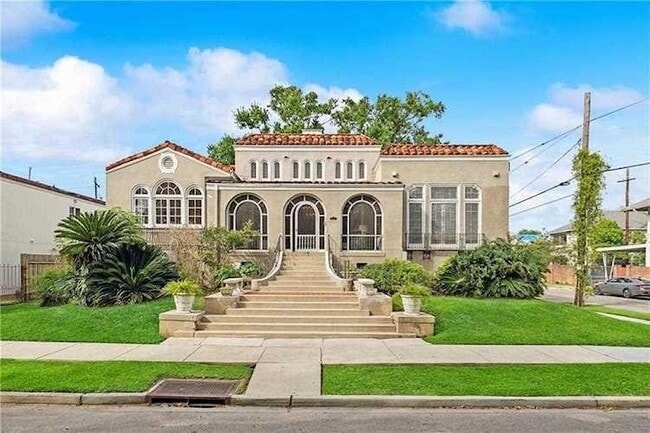 property at 30 Fontainebleau Dr