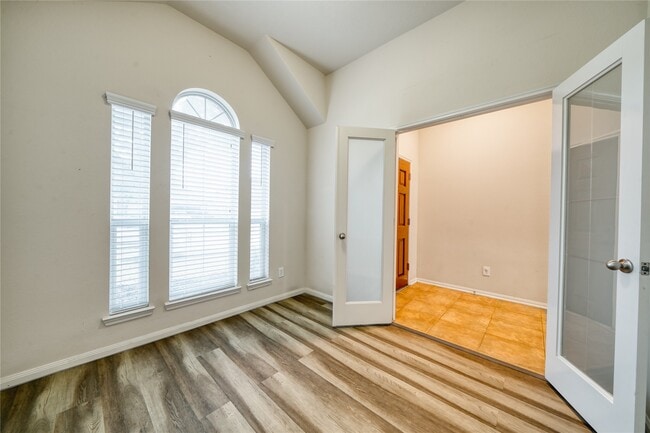 property at 7615 Lakeside Manor Ln