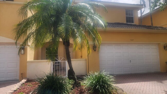 5469 NW 113th Ct in Doral, FL - Foto de edificio - Building Photo