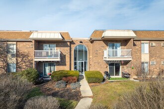 Greenbrier Apartments in Arlington Heights, IL - Building Photo - Building Photo