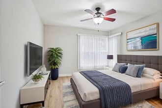 Hollypark Knolls Apartments in Inglewood, CA - Foto de edificio - Building Photo