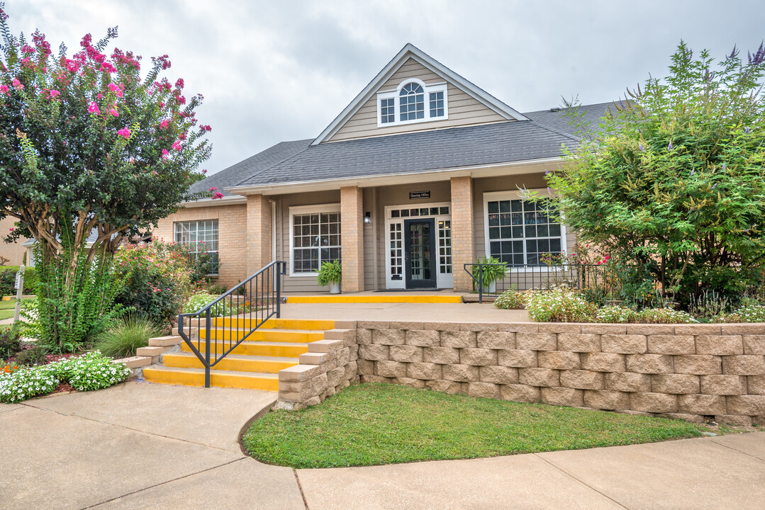 University Pines in Tyler, TX - Building Photo