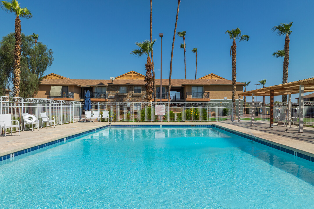 Country Creek Apartments in Glendale, AZ - Building Photo