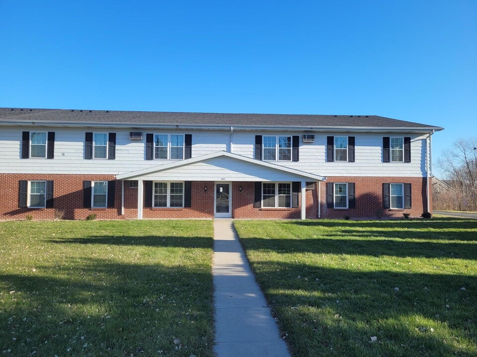 1937 Sylvan Way in West Bend, WI - Building Photo