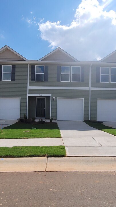 1902 Prosperity Dr in Newton, NC - Foto de edificio