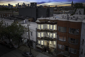 109 Hutton St in Jersey City, NJ - Building Photo - Primary Photo