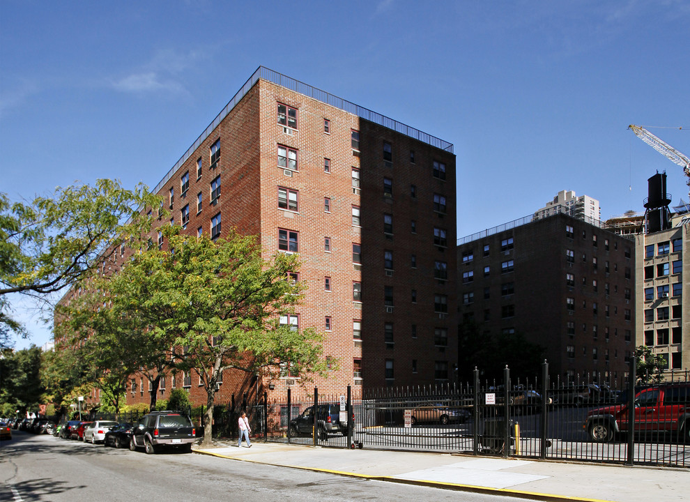 Clinton Manor in New York, NY - Building Photo