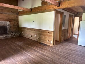 1063 Marina St in Syracuse, OH - Foto de edificio - Building Photo