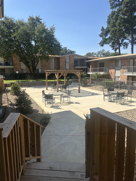 2114 E Marshall Ave in Longview, TX - Foto de edificio