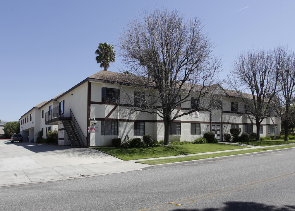 The Patricia Apartments in Simi Valley, CA - Foto de edificio