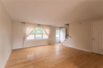 5804 Post Rd in East Greenwich, RI - Foto de edificio - Building Photo