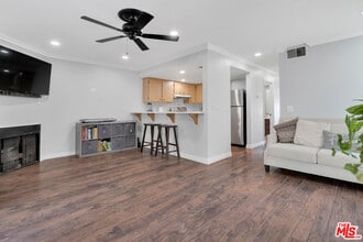 18209 Sierra Hwy in Santa Clarita, CA - Building Photo - Building Photo