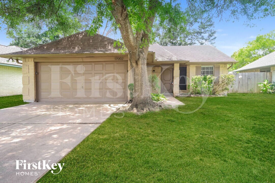 17002 Enchanted Cir E in Sugar Land, TX - Building Photo