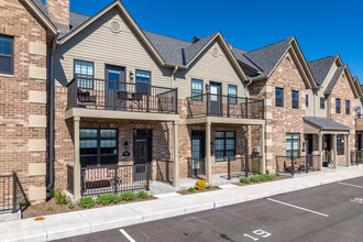 Foxtown Townhomes in Mequon, WI - Foto de edificio - Building Photo