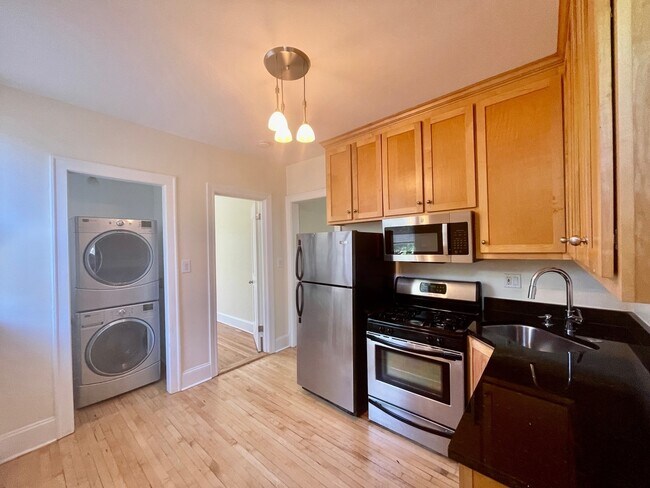 7027 N Damen Ave in Chicago, IL - Building Photo - Building Photo