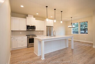 63144 NW Via Cambria in Bend, OR - Building Photo - Building Photo