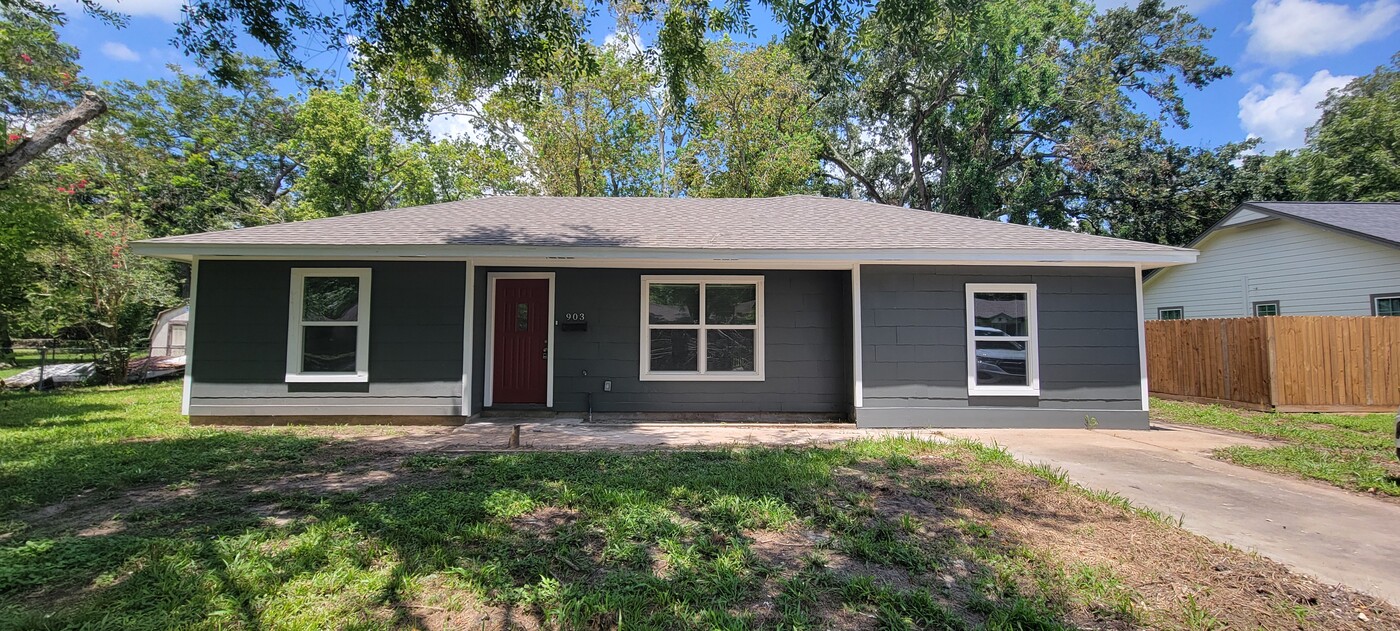 903 Brockman St in Sweeny, TX - Building Photo