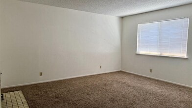 40 N 19th Ave in Lemoore, CA - Building Photo - Building Photo