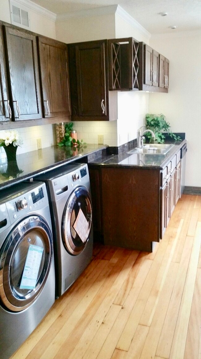 224 N Dewey St in Eau Claire, WI - Foto de edificio - Building Photo