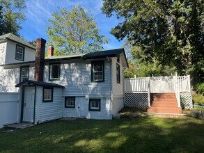 110 N Country Rd, Unit B in Port Jefferson, NY - Building Photo - Building Photo